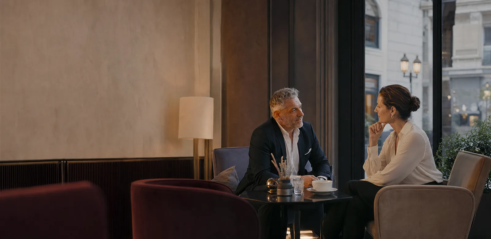 Razgovor dvoje odraslih ljudi u elegantnom ambijentu